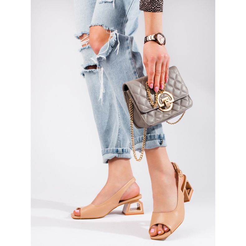 Sandalias beige con tacón bajo decorativo de Vinceza 1