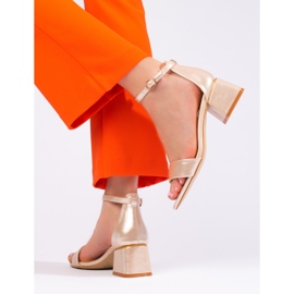 Sandalias clásicas doradas de tacón bajo de Vinceza dorado 2