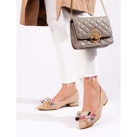 Bombas de mujer con tacones bajos beige 1 Bombas de mujer con tacones bajos beige 1