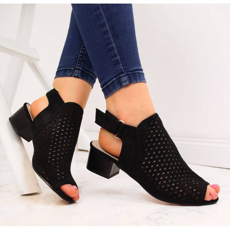 Sandalias mujer caladas negras Sabatina DM19-27 negro 1