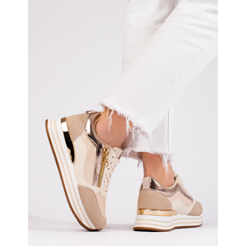 Zapatillas con plataforma en beige y dorado de Shelovet 1