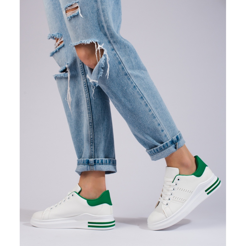 Zapatillas deportivas blancas en la plataforma Shelovet. blanco 2