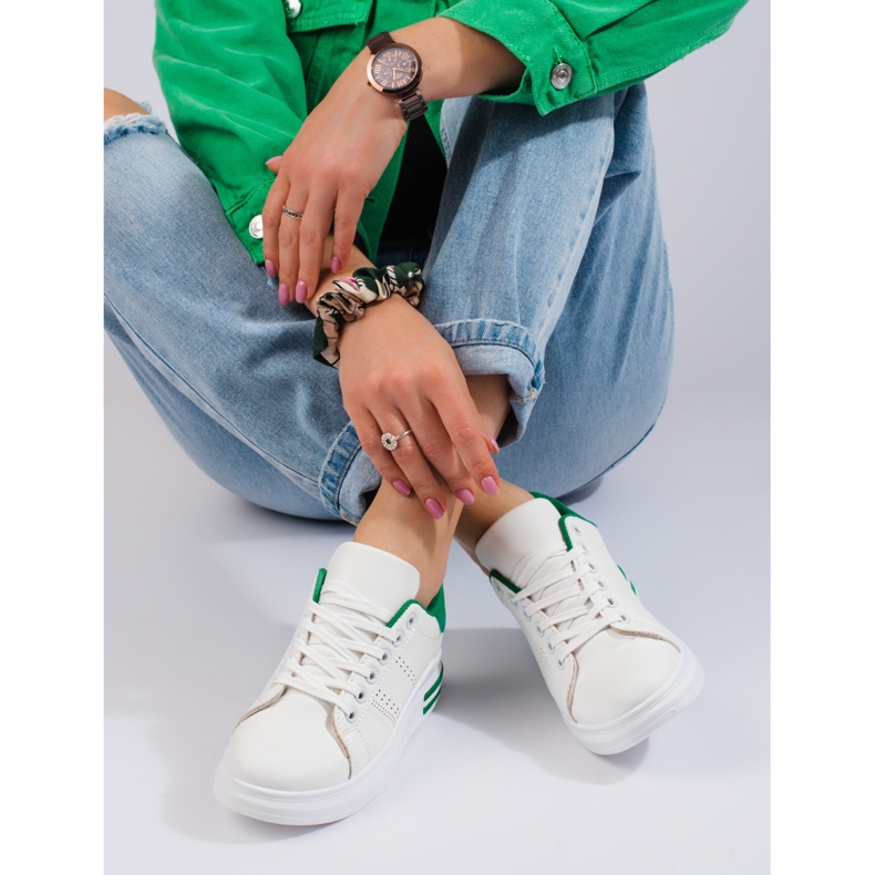 Zapatillas deportivas blancas en la plataforma Shelovet. blanco 1