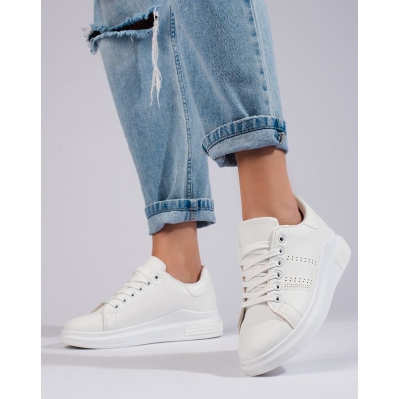 Zapatillas deportivas blancas en la plataforma Shelovet. blanco 1