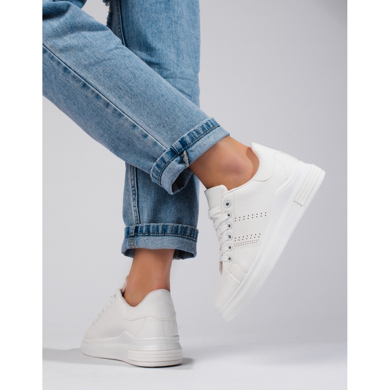 Zapatillas deportivas blancas en la plataforma Shelovet. blanco 2