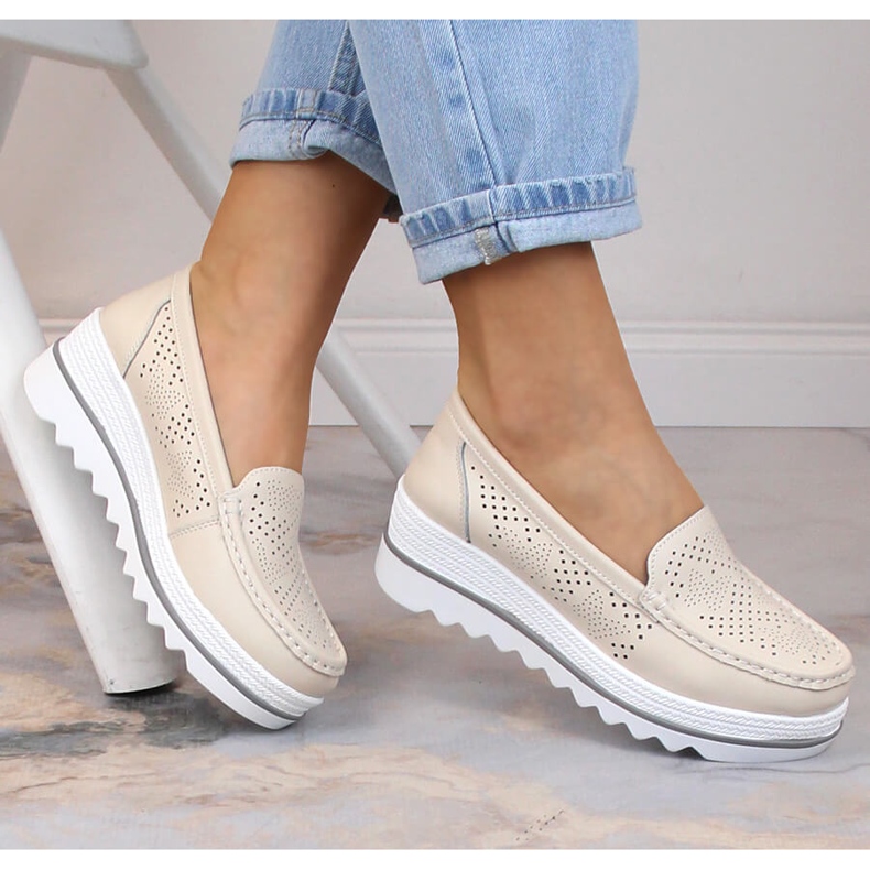 Mocasines de mujer en piel con plataforma calada beige Artiker 52C2119 1
