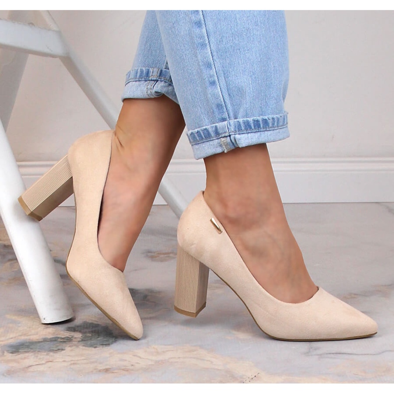 Zapatos de tacón de ante beige para mujer en el puesto T.Sokolski W23-402 1