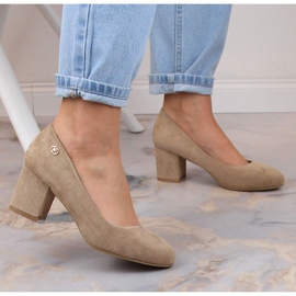 Zapatos de salón de ante beige para mujer en el puesto eVento 5952 2