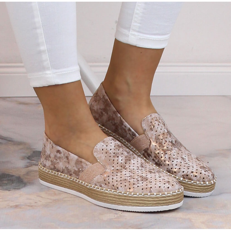 Slip-on mujer cómodos calados oro rosa Rieker L7852-31 dorado 2