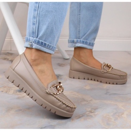 Mocasines beige de mujer en la plataforma con una cadena Potocki YQ21021 3