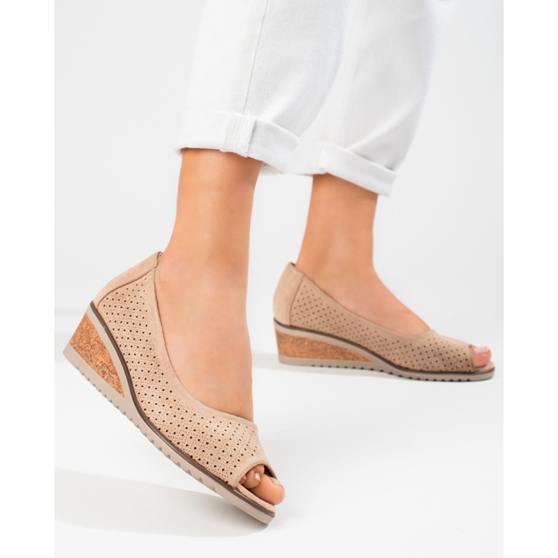 W. Potocki Salones mujer cuña ante calado Potocki beige 1