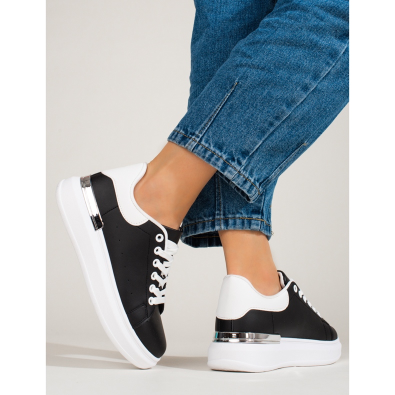 Zapatos deportivos de mujer en una plataforma alta Shelovet en blanco y negro. 1