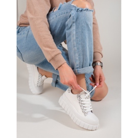 Zapatillas blancas de mujer en una gruesa plataforma Shelovet. blanco 2