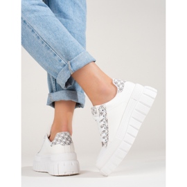 Zapatillas blancas de mujer en una gruesa plataforma Shelovet. blanco 3