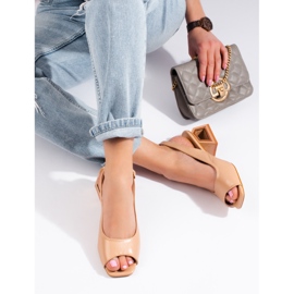 Sandalias beige con tacón bajo decorativo de Vinceza 2