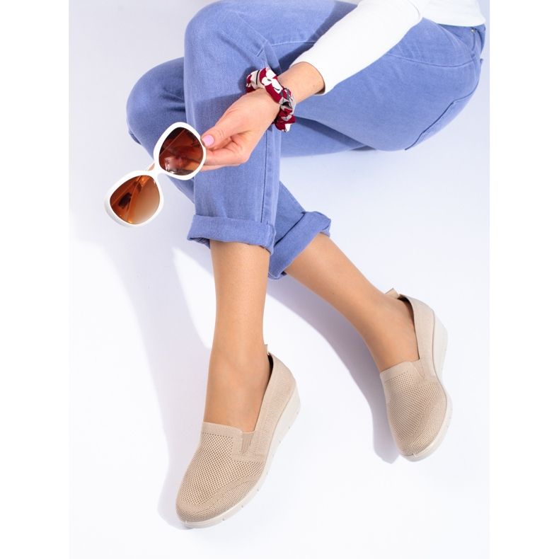 Zapatos con cuña en tejido beige claro de Shelovet 1