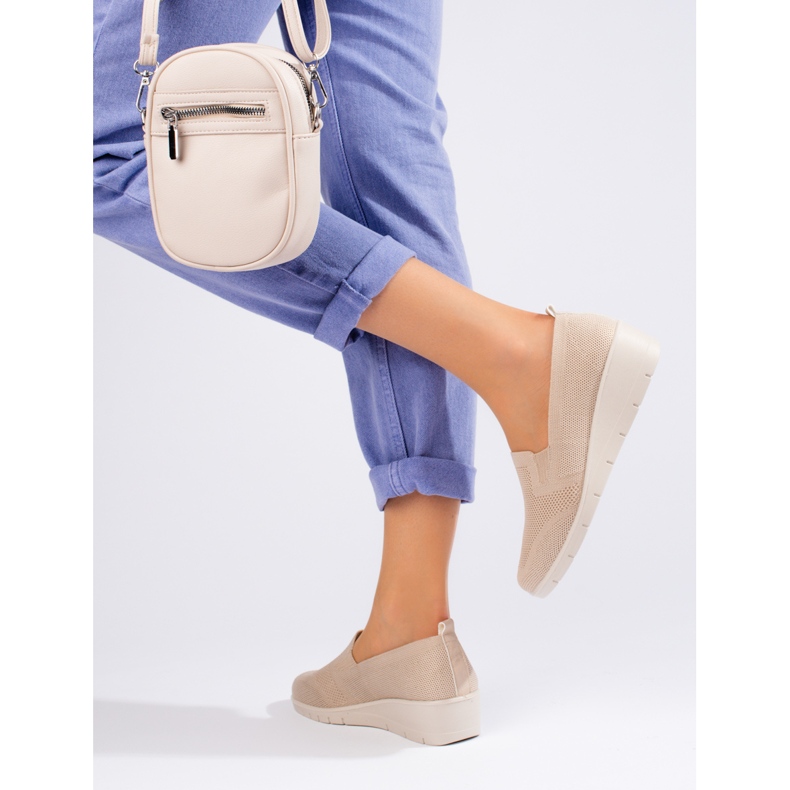 Zapatos con cuña en tejido beige claro de Shelovet 2