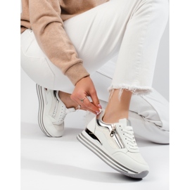 Zapatillas blancas y plateadas en la plataforma Shelovet. blanco 2