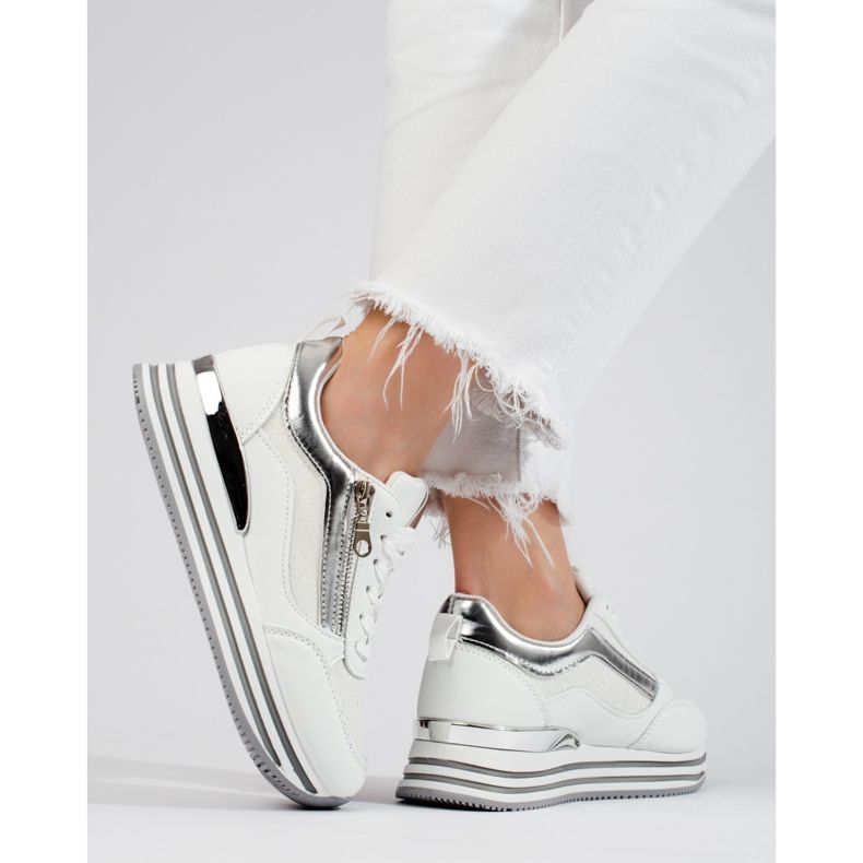 Zapatillas blancas y plateadas en la plataforma Shelovet. blanco 1