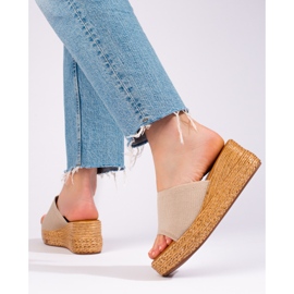 Sandalias cuña de mujer caladas en color beige Shelovet 2