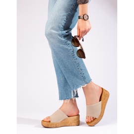 Sandalias cuña de mujer caladas en color beige Shelovet 1