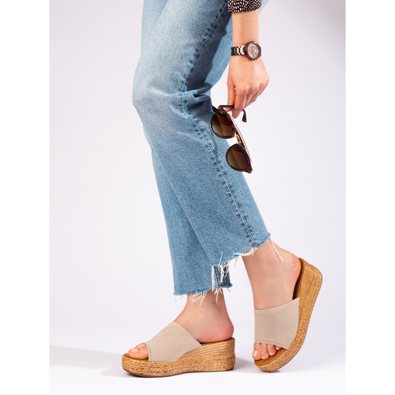 Sandalias cuña de mujer caladas en color beige Shelovet 1