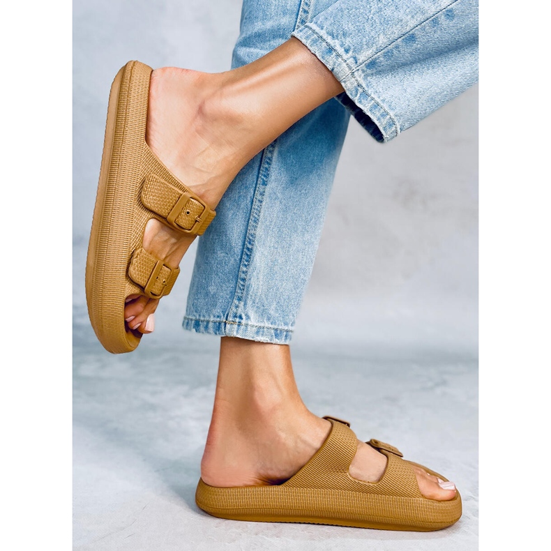 Chanclas de goma caqui Aryn marrón 2