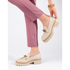 Mocasines de mujer lacados con cadena Shelovet beige 1