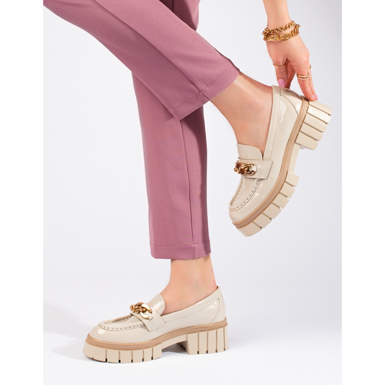 Mocasines de mujer lacados con cadena Shelovet beige 1