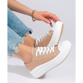 Zapatillas beige con plataforma alta de Shelovet 3