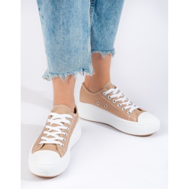 Zapatillas beige con plataforma alta de Shelovet 1
