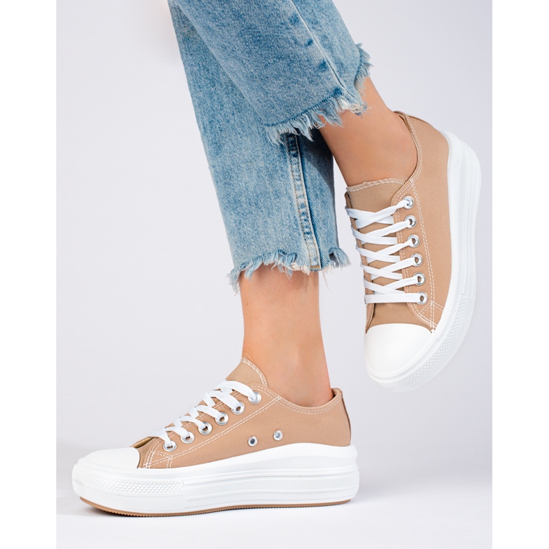 Zapatillas beige con plataforma alta de Shelovet 2