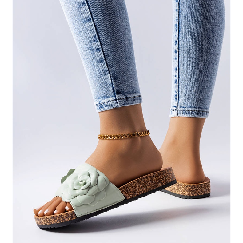 Sandalias verdes decoradas con una flor de Desaulniers 1