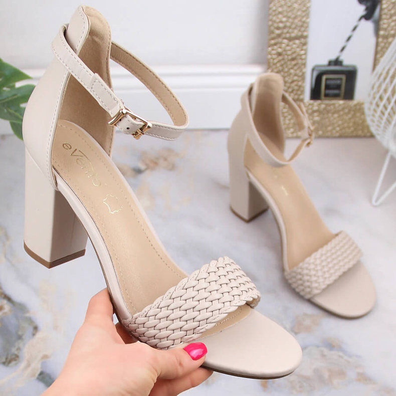 Sandalias beige de mujer en el puesto eVento 5945 1