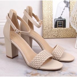 Sandalias beige de mujer en el puesto eVento 5945 2