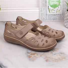 Zapato mujer cómodo piel calada con velcro beige Helios 4043 3