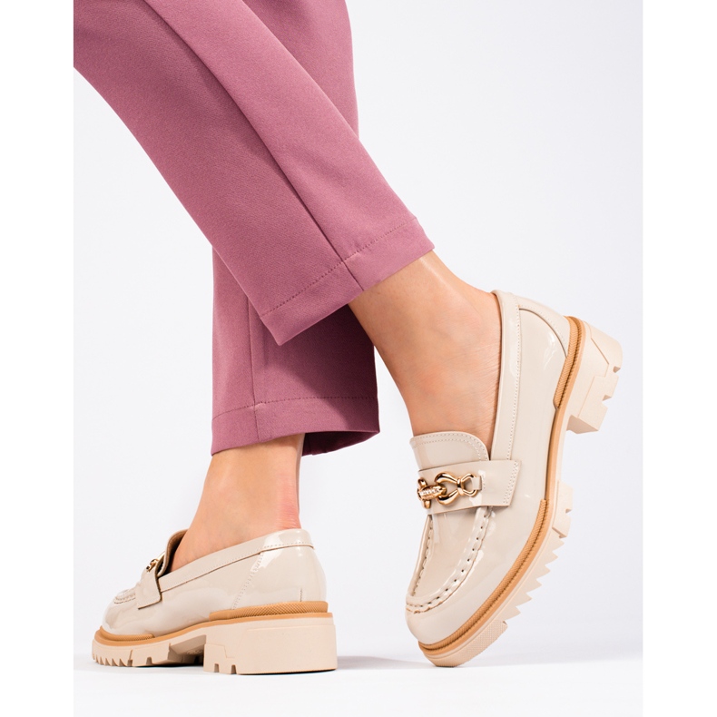 Zapatos brogue beige charol con adorno Shelovet dorado 1
