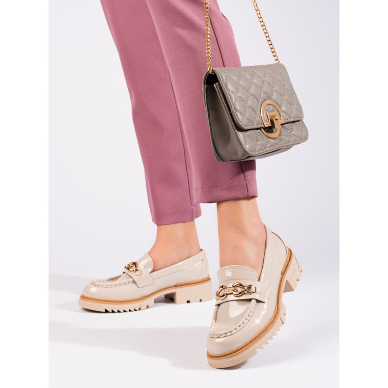 Zapatos brogue beige charol con adorno Shelovet dorado 2