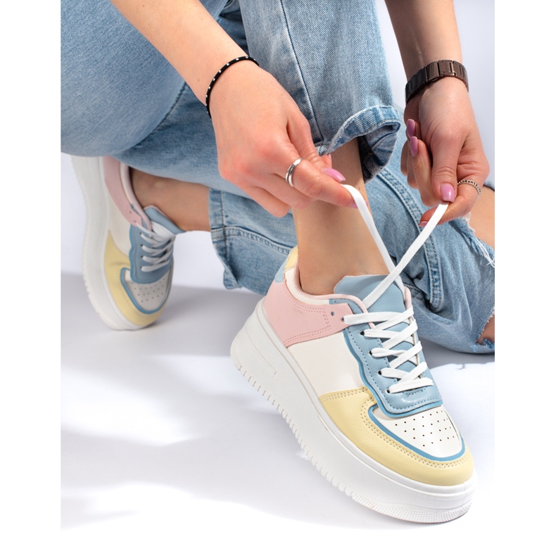 Zapatillas multicolores sobre una gruesa plataforma Shelovet. rosado 1