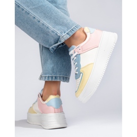 Zapatillas multicolores sobre una gruesa plataforma Shelovet. rosado 2