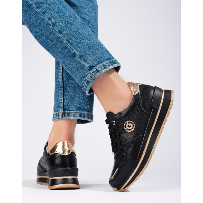 Zapatillas de cuero negro en la plataforma Shelovet 1