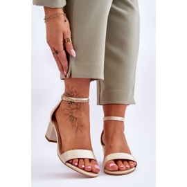 PG1 Sandalias de tacón bajo en satén beige Juliet 1