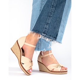 Alpargatas con cuña beige de Shelovet 1