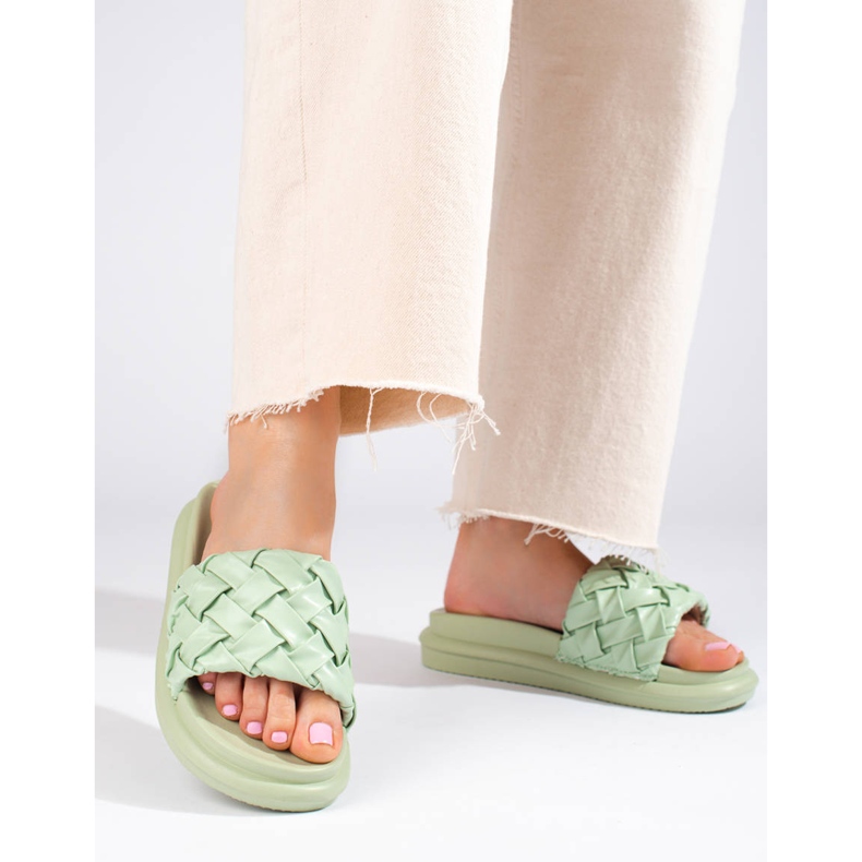 Zapatillas de color verde claro en una gruesa plataforma Shelovet 1