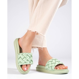 Zapatillas de color verde claro en una gruesa plataforma Shelovet 3