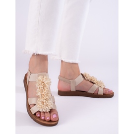Sandalias de mujer beige con flores de Shelovet 2
