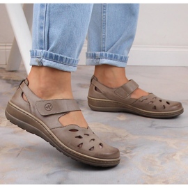 Zapato mujer cómodo piel calada con velcro beige Helios 4043 7
