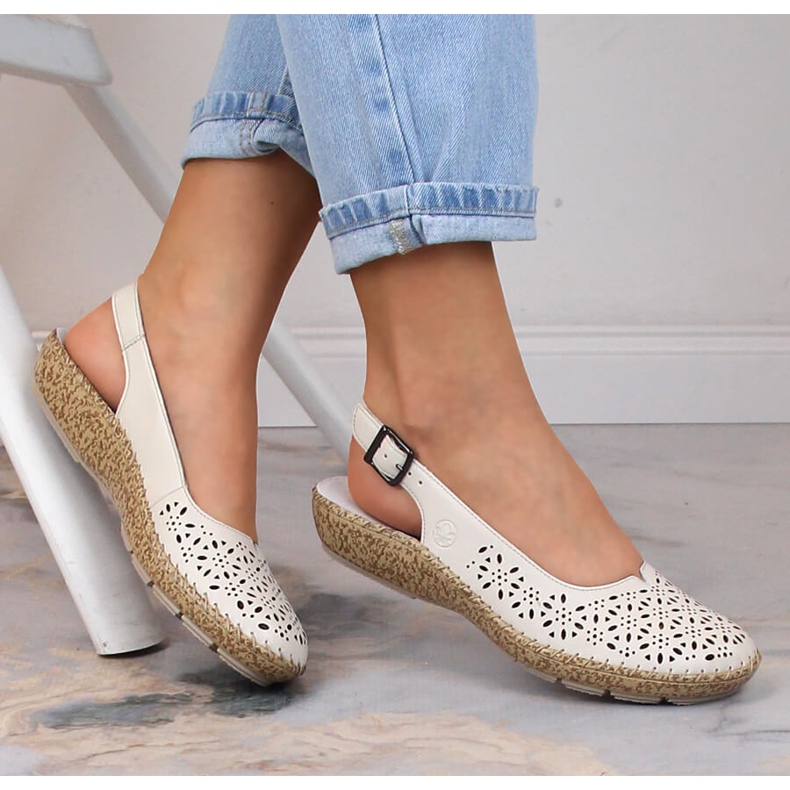 Sandalias piel caladas cómodas beige Rieker 44861-60 2