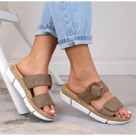 Cómodas pantuflas de mujer con velcro beige Rieker V2392-62 4