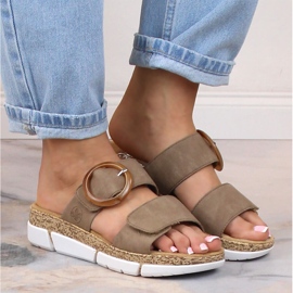 Cómodas pantuflas de mujer con velcro beige Rieker V2392-62 6